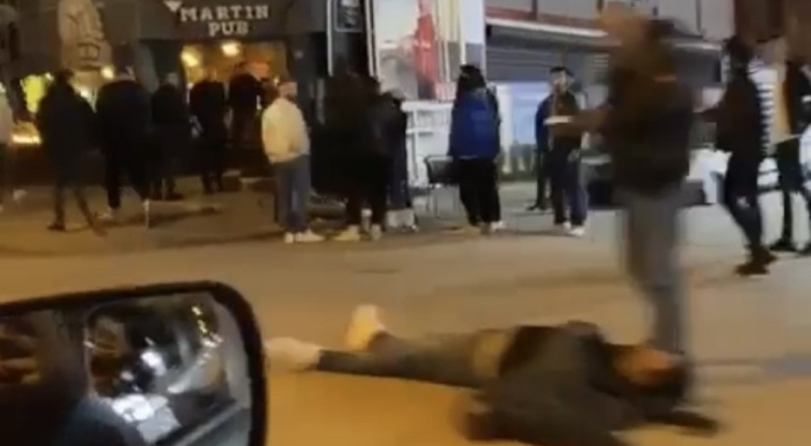 Bursa'da yol ortasında yürüyen alkollü kişilere darp!