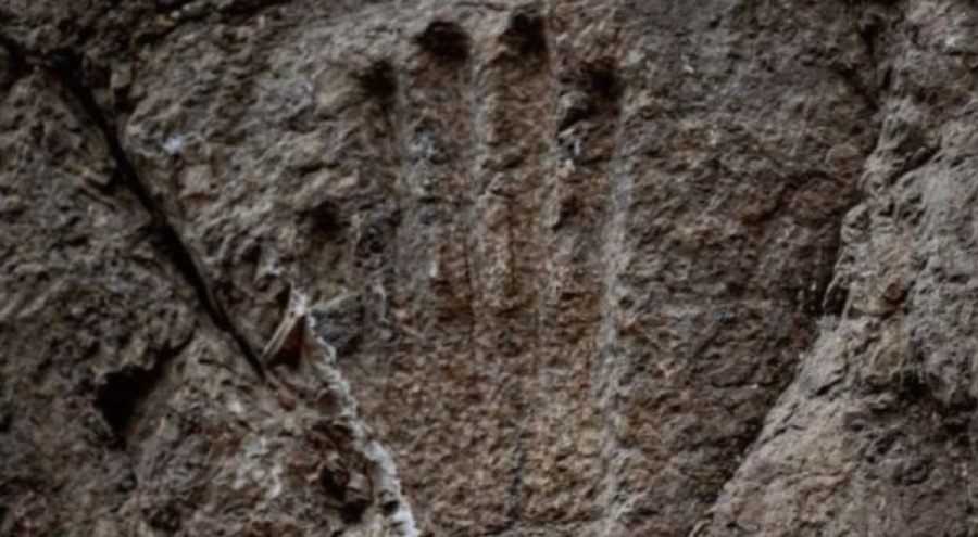 Arkeolojik araştırmalarda 1000 yıllık hendek duvarında gizemli bir el izi keşfedildi