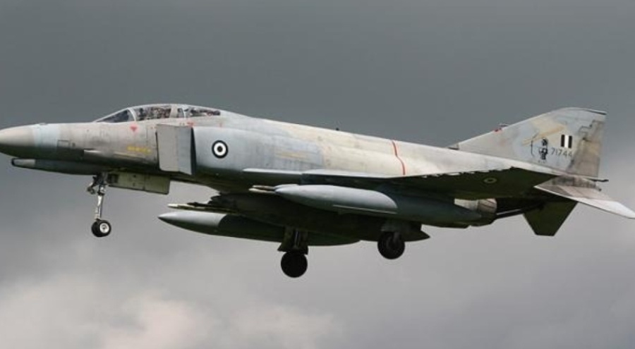Yunanistan'a ait  F-4 tipi savaş uçağı düştü