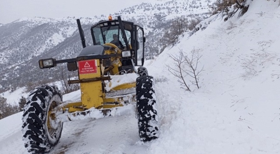 Sivas'ta kar 52 yerleşim yerini kapadı