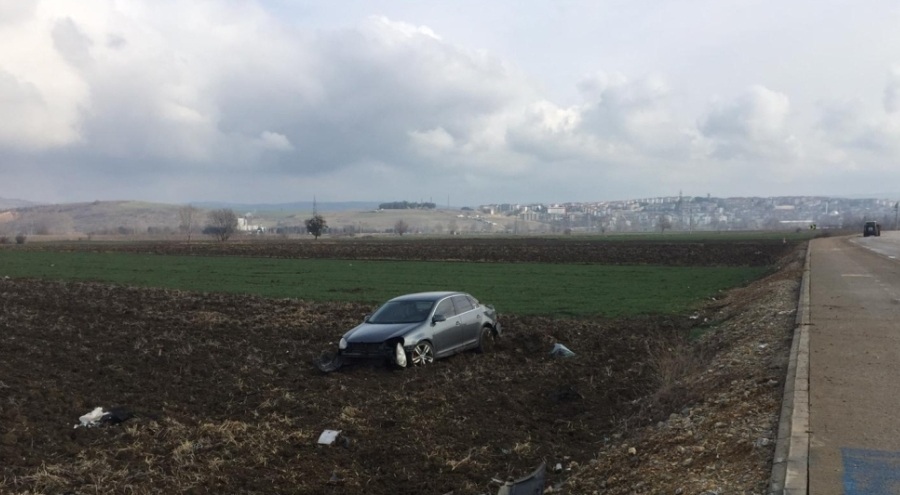 Bursa'da otomobil takla atarak yol kenarındaki araziye devrildi