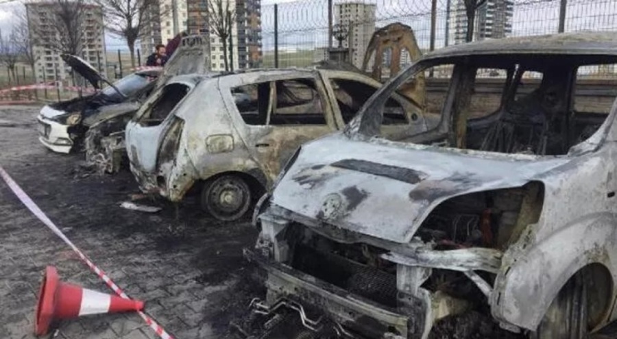 Ankara'da site bahçesinde 5 araç kül oldu