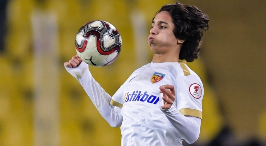 Emre Demir'i getiren uçak İstanbul'da