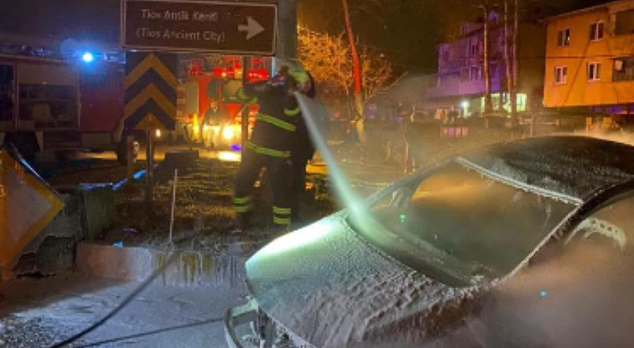 Refüje çarpan otomobil alev alev yandı
