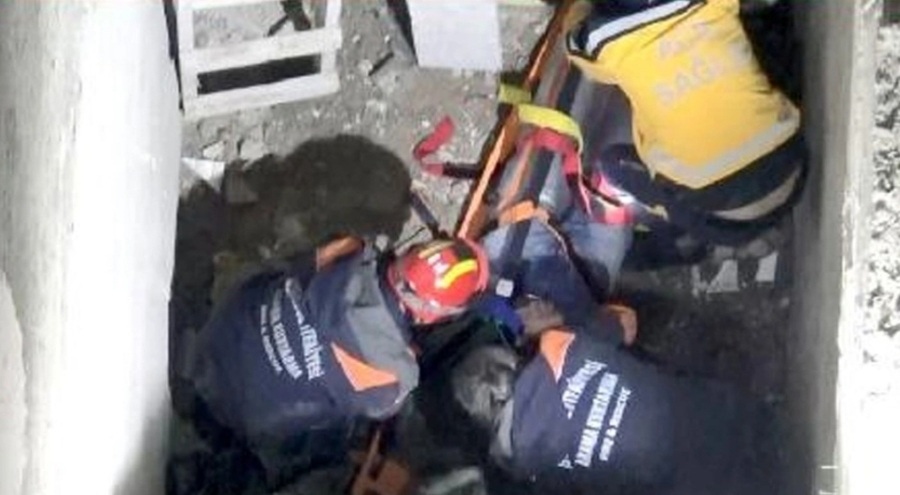 İnşaatta çalışmaları sırasında işçi metrelerce yüksekten asansör boşluğuna düştü