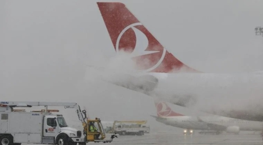 İstanbul'da kar yağışı etkili oldu! 5 saat uçağın içinde kaldılar