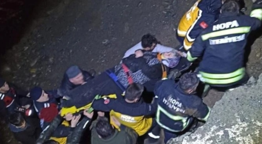 Artvin'de kamyonet dereye uçtu, ölü ve yaralılar var