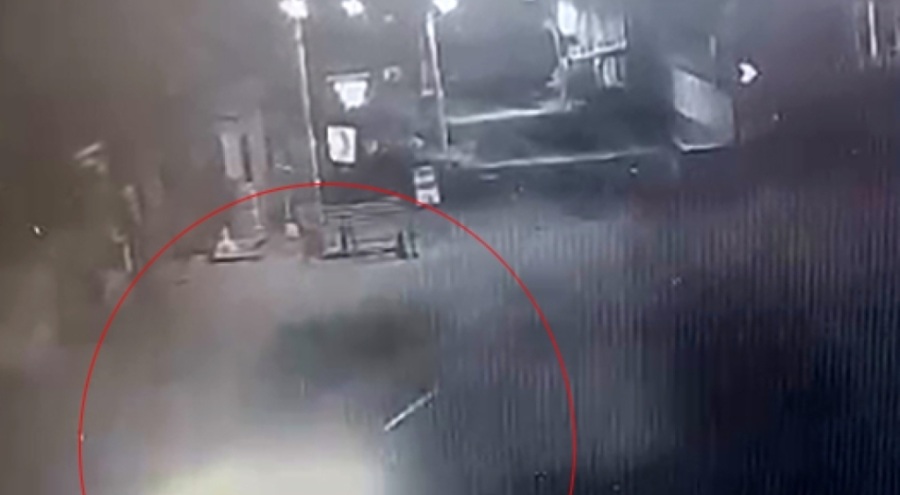 Bursa'da kontrolden çıkan araç otobüs durağına girdi