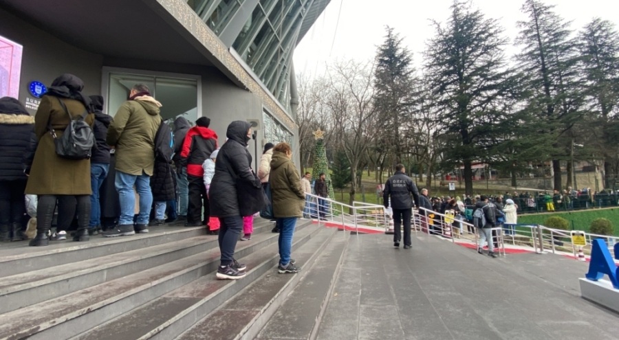 Bursa teleferikte metrelerce kuyruk oluştu