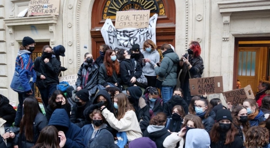 Fransa'da ülke çapında emeklilik reformuna karşı greve başladı