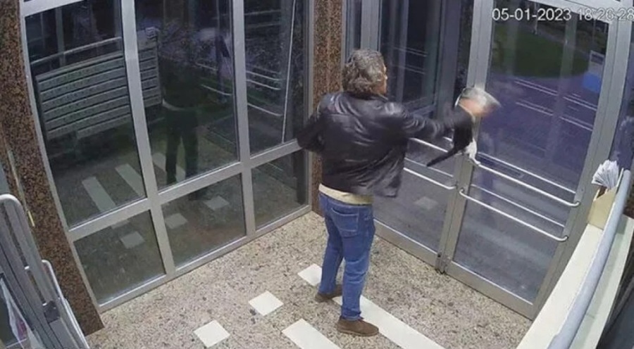 Oturduğu sitenin girişindeki kedilere tekme atan Aytuğ Koyuncu gözaltında