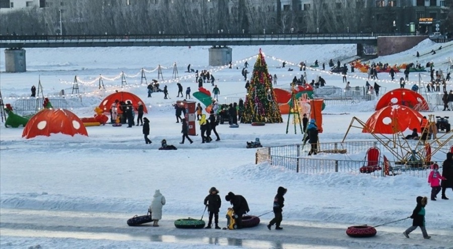 Astana'da kışın eğlencenin adresi buzla kaplı Esil Nehri