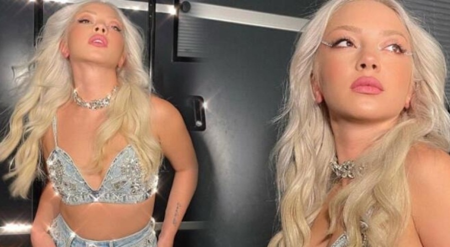 Ece Seçkin'in sahne kıyafeti iddalı