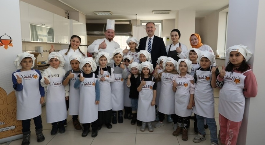Bursa'da çocuklar, yarıyıl tatilini 'İnegöl köfteli pizza' yaparak değerlendirdi