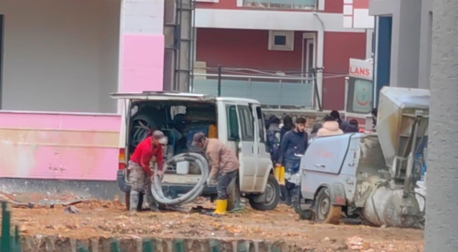 İnegöl'de inşaattan ağabeyinin üzerine düşen işçi ve ağabeyi yaralandı