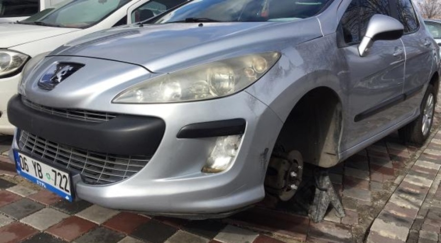 Lastiklerinin çalındığını aracını çalıştıramayınca anladı