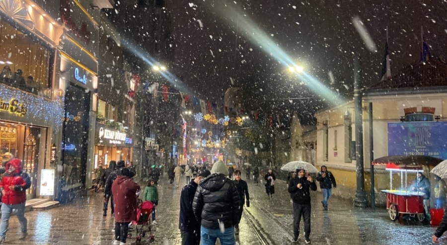 Taksim'de yılın il karı yağdı