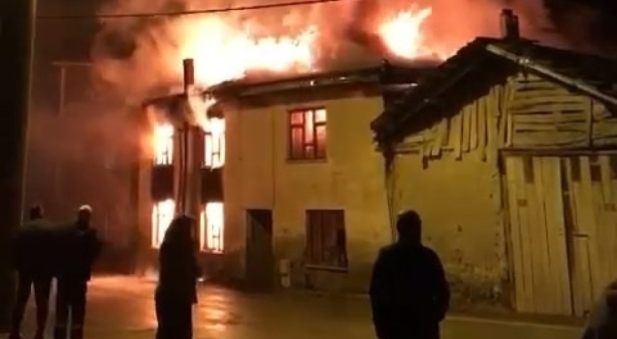 Bursa'da iki katlı ev alevlere teslim oldu