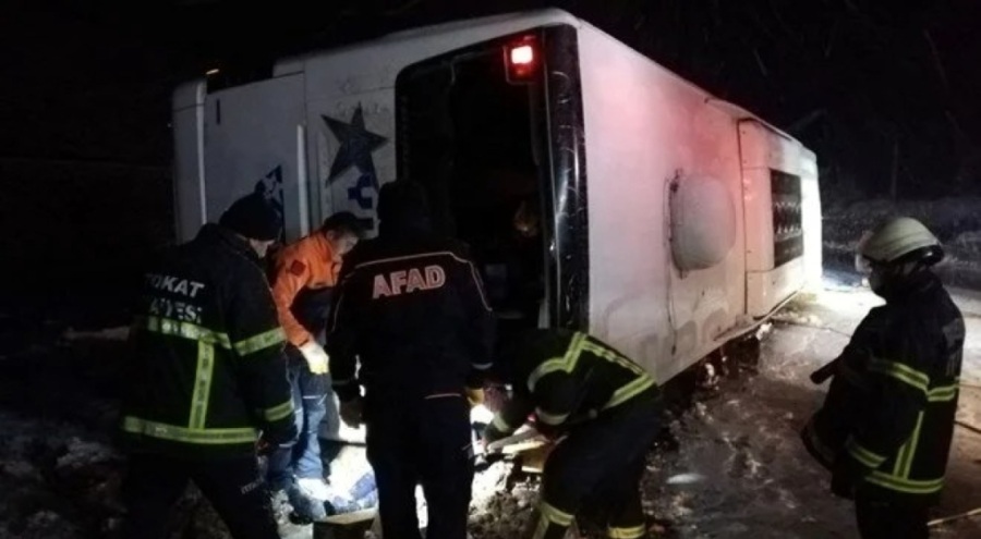 Otobüs kontrolden çıkarak devrildi: 1 ölü 15 yaralı