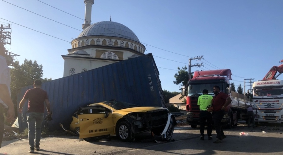 Bursa'da 7 aracın karıştığı zincirleme kazada ehliyetsiz TIR şoförü 'çok ölü var' diye kaçmış