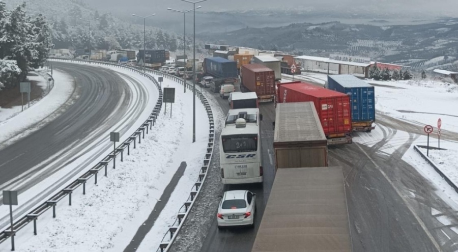 Bursa'da karda kayan araçlar İstanbul yolunda trafiği kilitledi