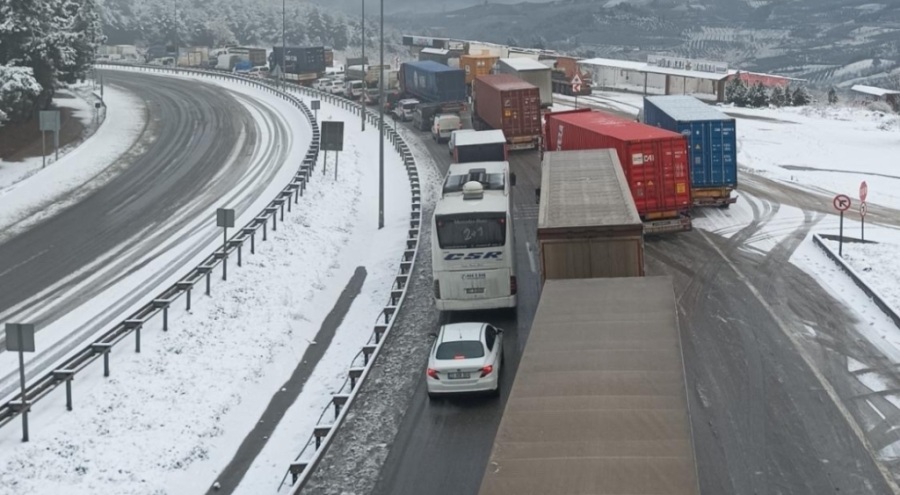 Bursa İstanbul yolunu karda trafiğe kapatan kaza anı kamerada