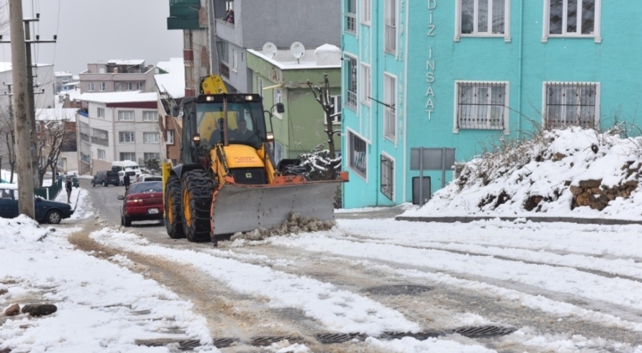 Bursa Yıldırım'da kar küreme çalışmaları sürüyor