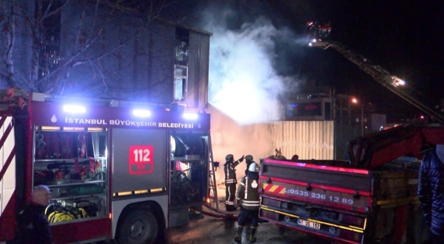 İstanbul'da korkutan fabrika yangını!