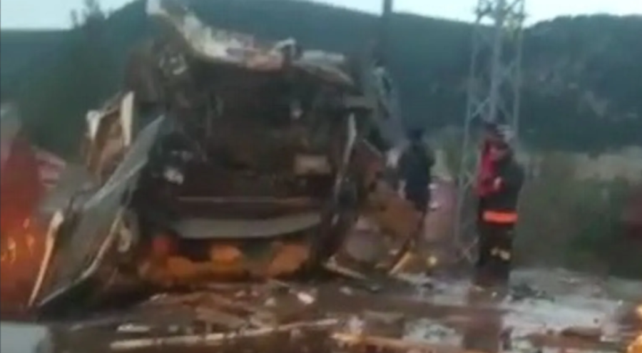 TIR, şarampole devrildi