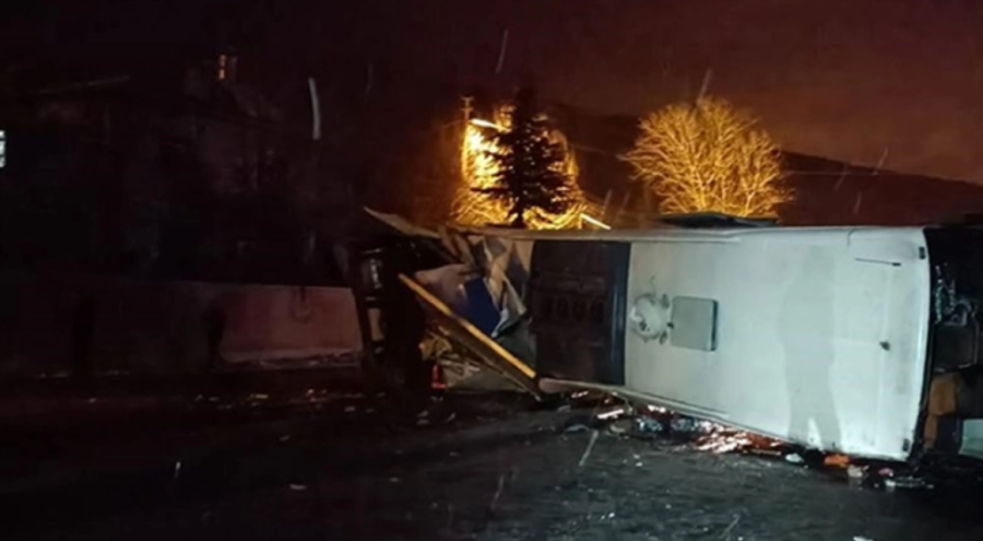 Yolcu otobüsü devrildi: 12 yaralı