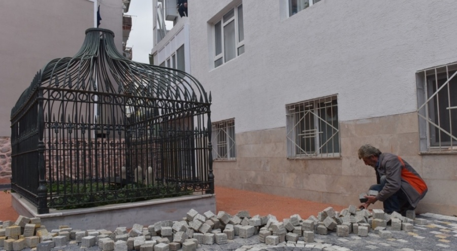 Bursa'da binalar arasındaki Aşık Yunus Türbesi gün yüzüne çıkıyor