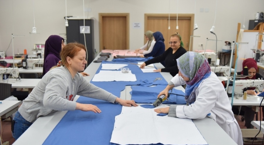 Bursa'da belediye çocuklar için eşofman üretiyor