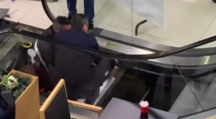 Gittiği AVM'de ayağı merdivene sıkıştı, 3 parmağı koptu