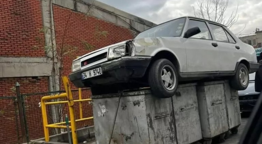 İş yerinin önünü kapattı diye otomobili çöpe attılar