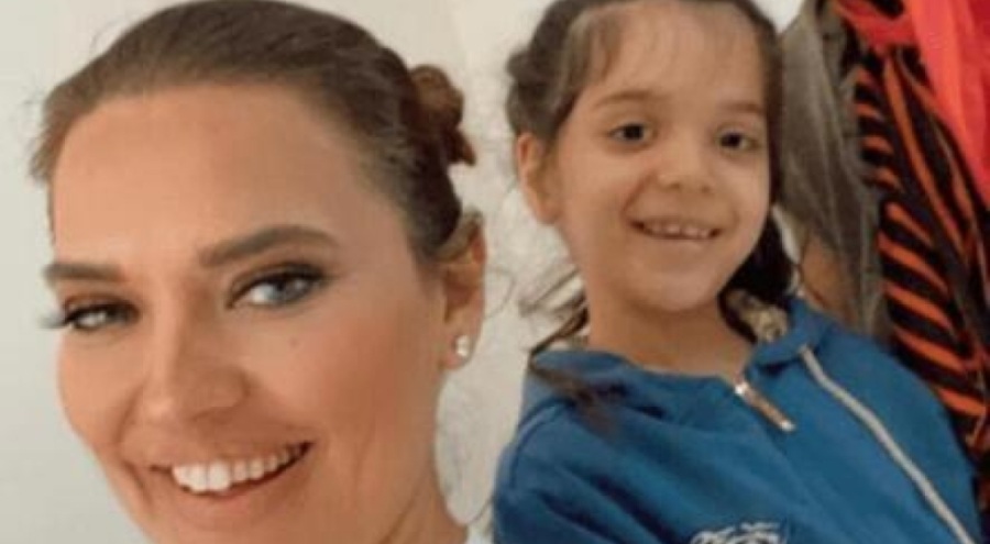 Demet Akalın bebek arabasıyla köpek gezdirdi