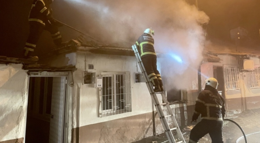 Sobanın üstüne serdiği çamaşırlar alev aldı