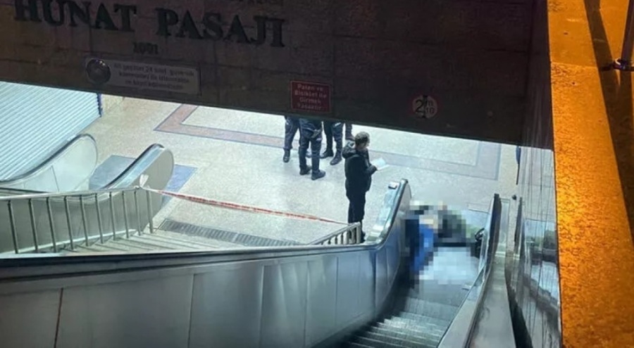 Yürüyen merdivenden düşerek can verdi