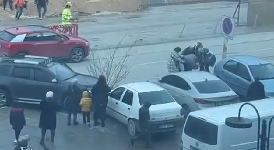 Bursa'da husumetli sürücüler birbirlerine çarpıp kavga etti