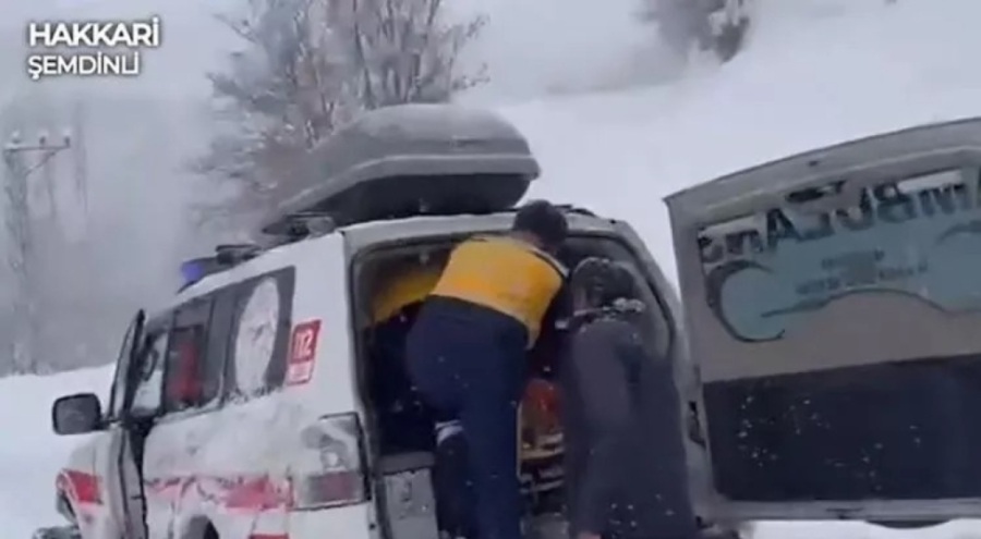 Bakan Fahrettin Koca: Yolu kapanan köydeki engelli hastamız hastaneye nakledildi