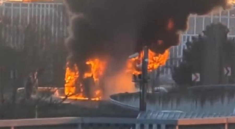 İstanbul'da seyir halindeki servis otobüsü alev aldı