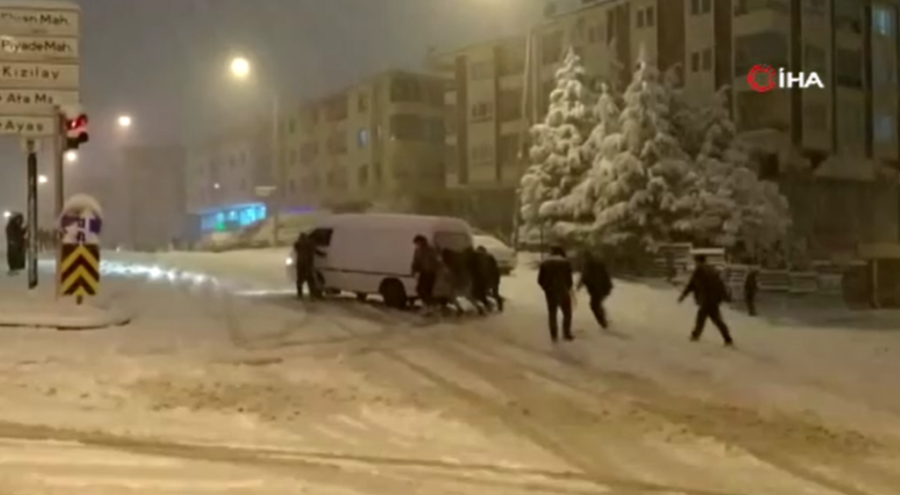 Ankara'da kar yağışı etkisini artırdı