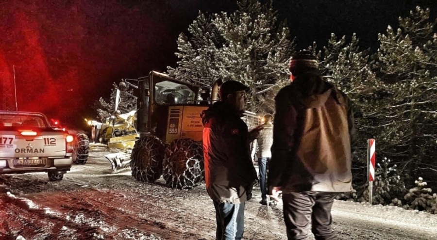 Karda mahsur kalan öğrencileri orman ekipleri kurtardı