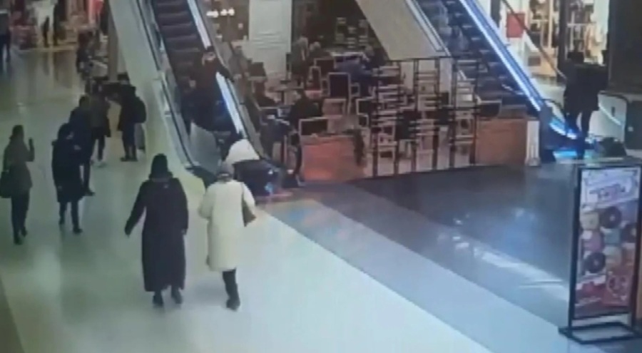 Yürüyen merdiven dehşeti kamerada