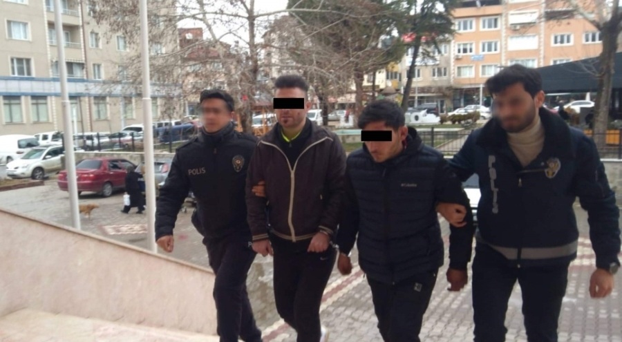 Bursa'da çaldıkları araçla hırsızlık yaparken yakalandılar