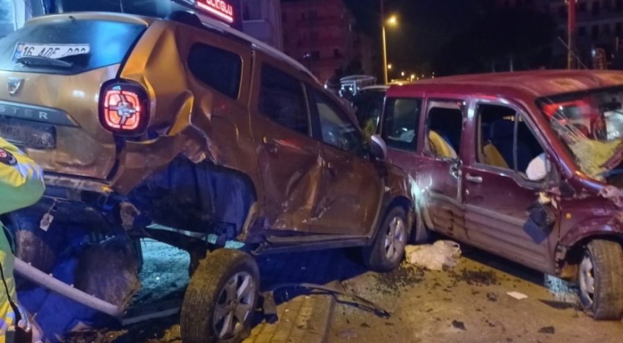 Bursa'da direksiyon hakimiyetini kaybetti, 3 araç hurda oldu!