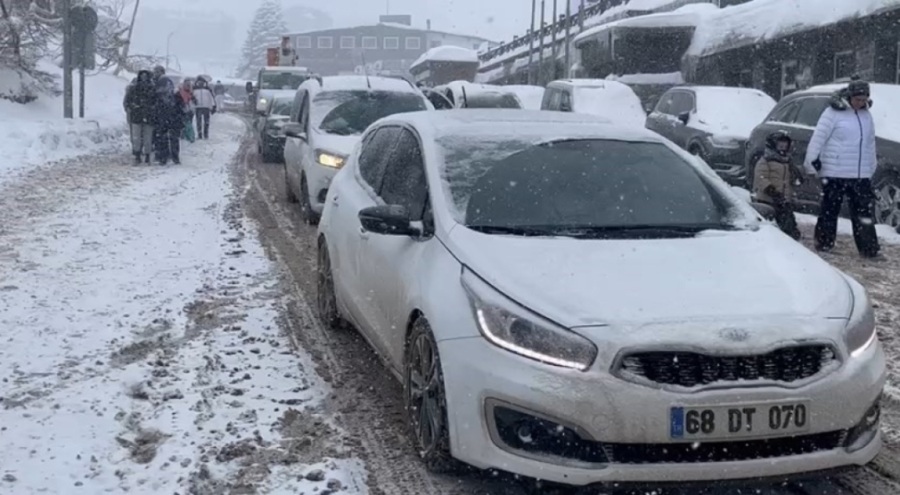 Bursa Uludağ'a akın eden tatilciler uzun kuyruklar oluşturdu