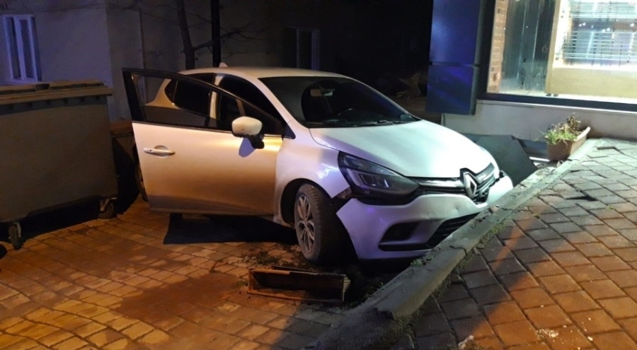 Bursa'da sürücüsü uyuyakalan araç, fırının bahçesine uçtu