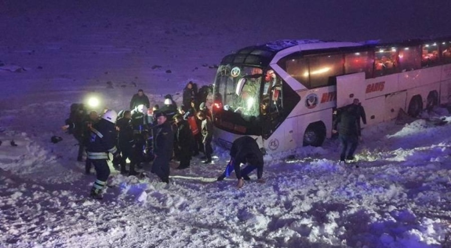 Diyarbarkır'da otobüs şarampole uçtu: 4'ü ağır 30 yaralı
