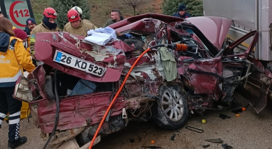 Bursa'da otomobil kamyona çarptı: 5 ölü