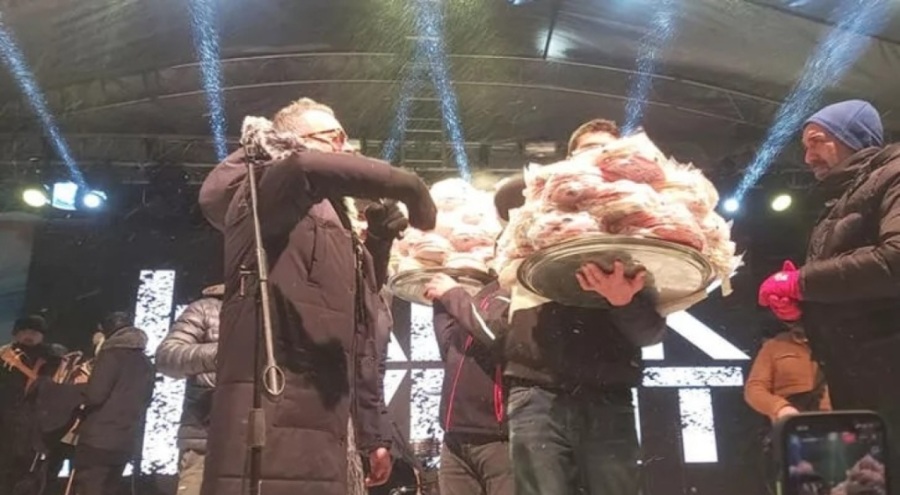 Haluk Levent konserinde helva dağıtıldı